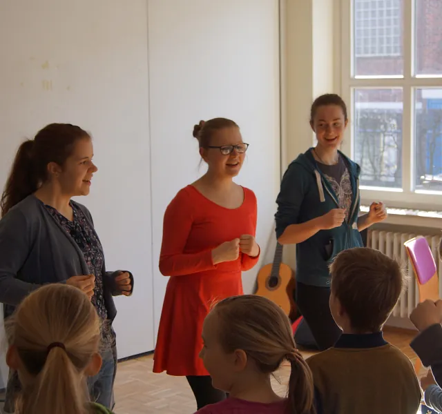 Konfi-Teamer beim KikiMo, die zum Gesang Bewegungen vorführen.