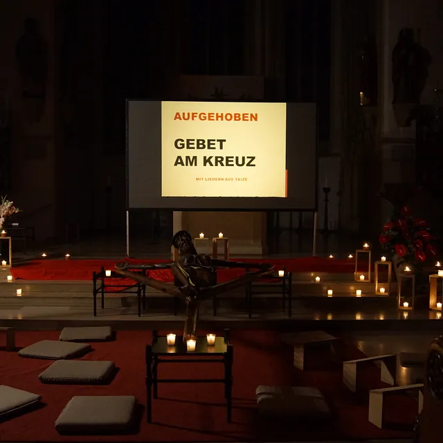 Blick auf das Coesfelder Kreuz und den Altarraum in der dunklen Kirche