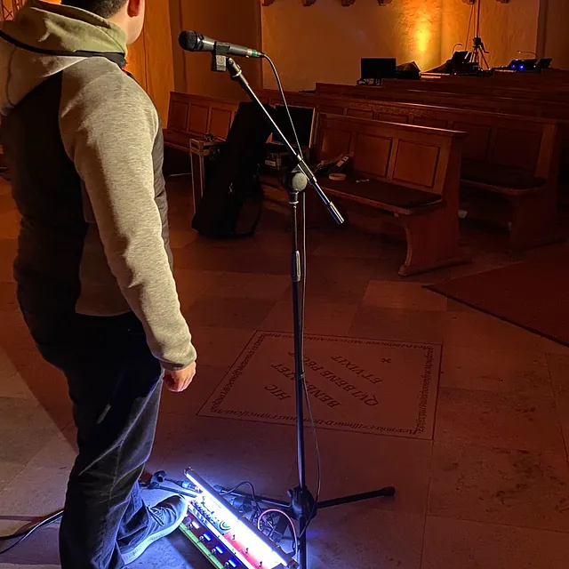 Jugendlicher in der Kirche bei der Prüfung der Lichttechnik.