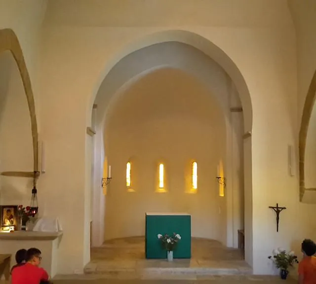 Innenraum der Dorfkapelle Église de Sainte-Marie-Madeleine in Taizé