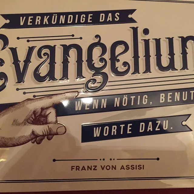 Emailleschild mit folgendem Text: Verkündige das Evangelium. Wenn nötig, benutze Worte dazu. Franz von Assisi