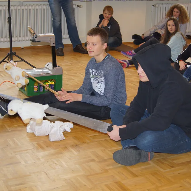 Kinder sitzen auf dem Boden und warten auf den Abschluss des KiKiMo.