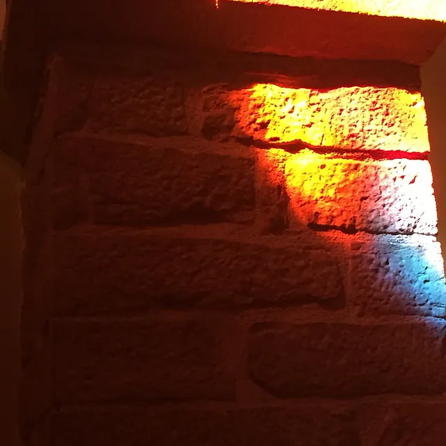 bunte Lichtreflektion an der Wand