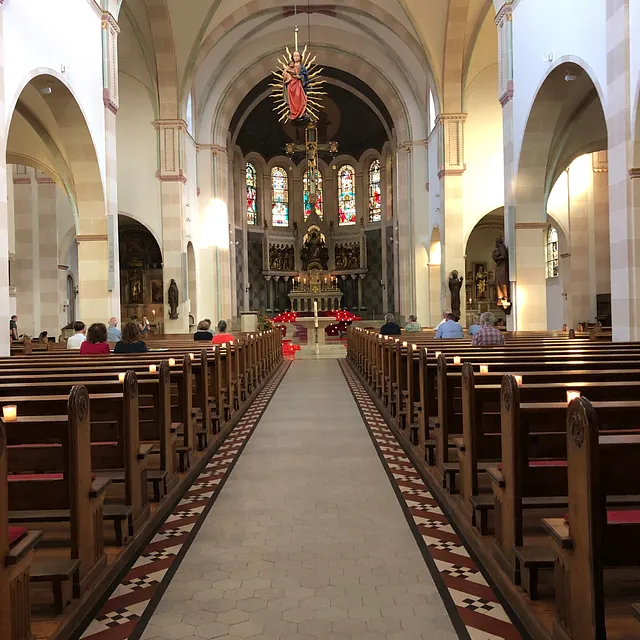 Blick in die Kirche, im Hintergrund der dekorierte Altarraum