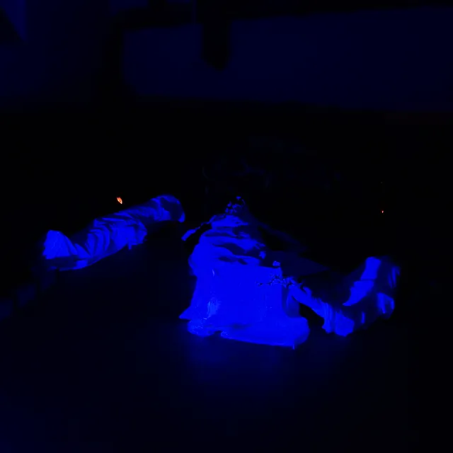 Weiße Tücher im Schwarzlicht