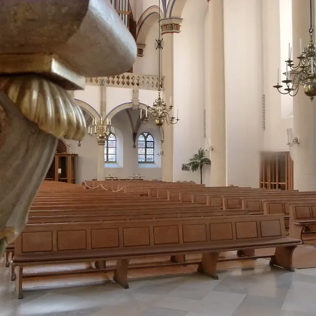 Innenraum der Kirche, im Vordergrund ein Teil der Kanzel