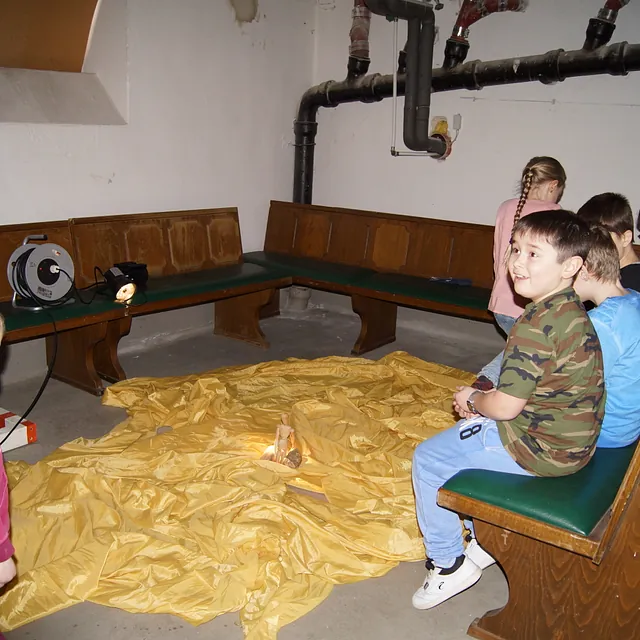 Station im Keller: Die Kinder warten gespannt auf das was kommt.