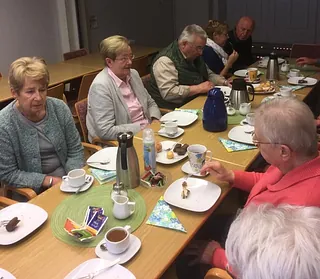 Gemeindeglieder beim Kaffeeklön
