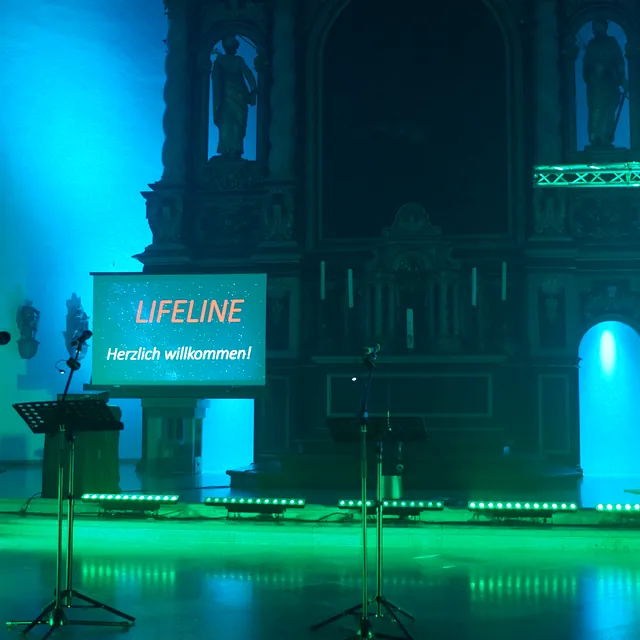 Leinwand mit dem Text "Lifeline - Herzlich willkommen" vor dem Hochaltar.