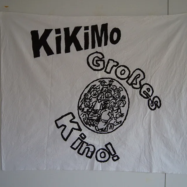 Leinwand mit Schriftzug "KiKiMo - großes Kino!"