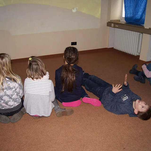 Jugendliche schauen eine Präsentation 