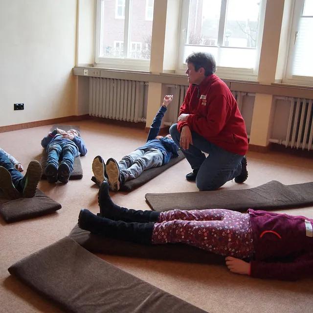 Kinder mit unserer Pfarrerin bei einer Meditation