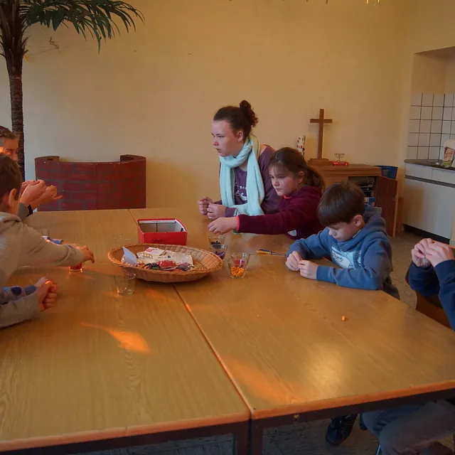 Die Kinder basteln