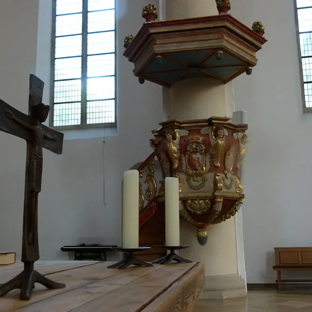 Altar im Hintergrund Kanzel