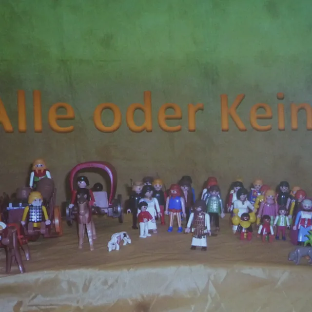 Viele verschiedene Playmobilfiguren vor dem Schiftzug "Alle oder keiner!"