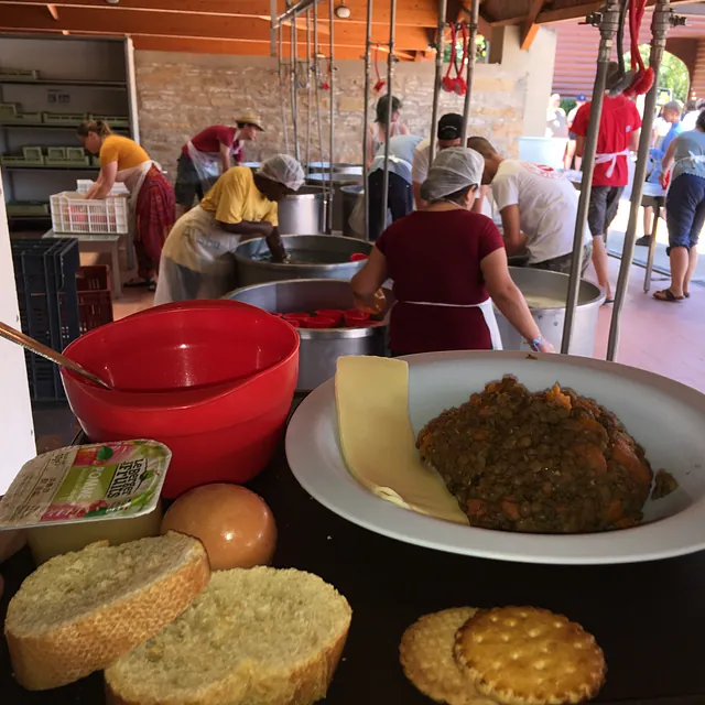 typisches Mahlzeit mit u. a. Eintopf und Brot