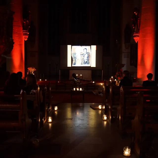 Blick auf den Altarraum in der dunklen Kirche