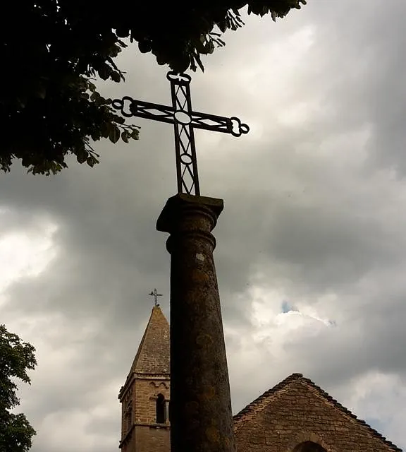 Kreuz vor der Dorfkapelle Église de Sainte-Marie-Madeleine in Taizé