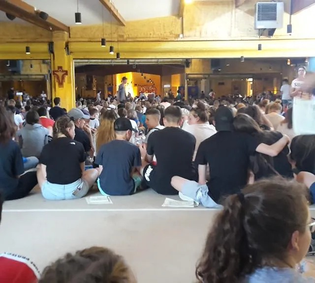 Jugendliche im Gebet