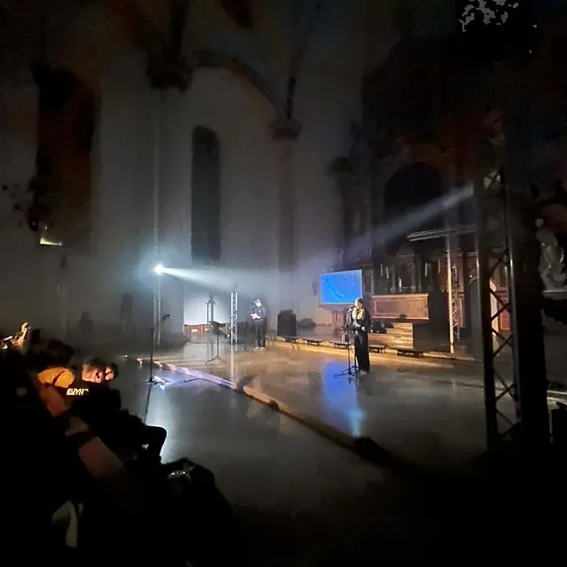 Spot auf Jugendliche beim Konfi-Gottesdienst