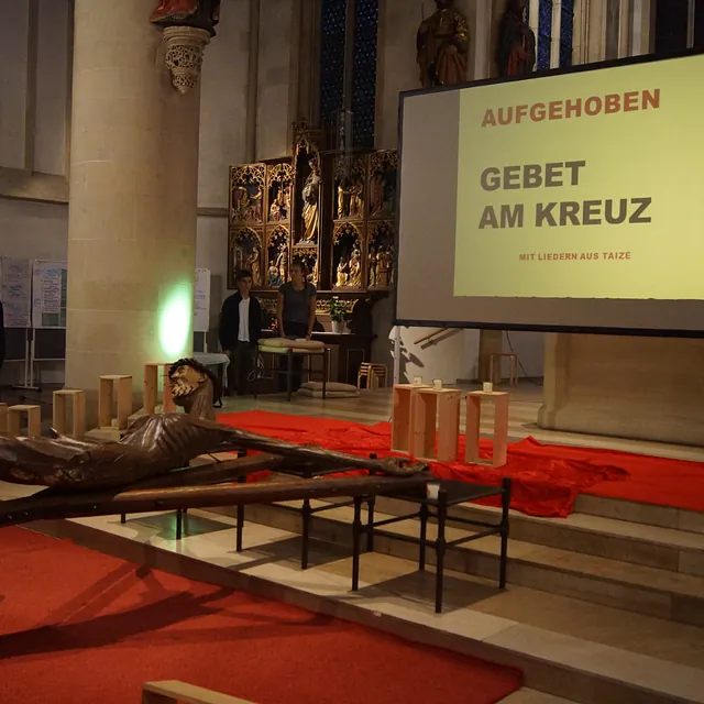 Altarraum der St. Lamberti Kirche, dekoriert für das Gebet am Kreuz mit Liedrn aus Taizé