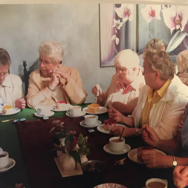 Seniorengruppe beim Kaffeetrinken